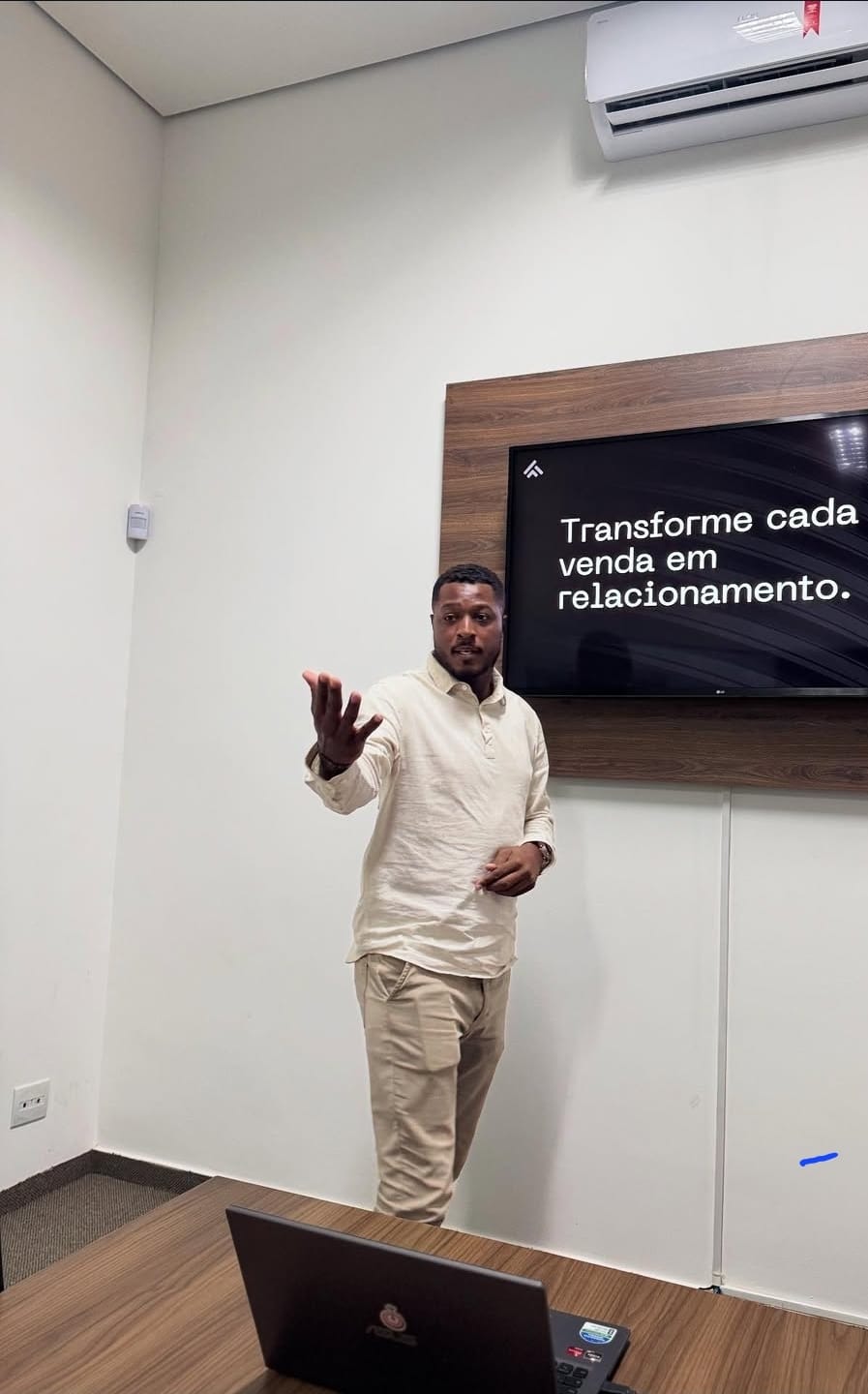 Reis apresentando uma estratégia em uma reunião